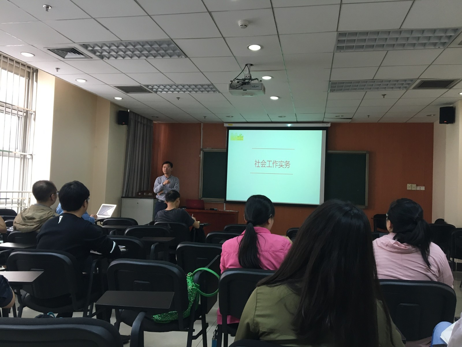 當(dāng)社會工作專業(yè)與公共管理專業(yè)相遇——“協(xié)作者”為清華大學(xué)公共管理學(xué)院公共管理碩士（MPA）班做社會工作培訓(xùn)