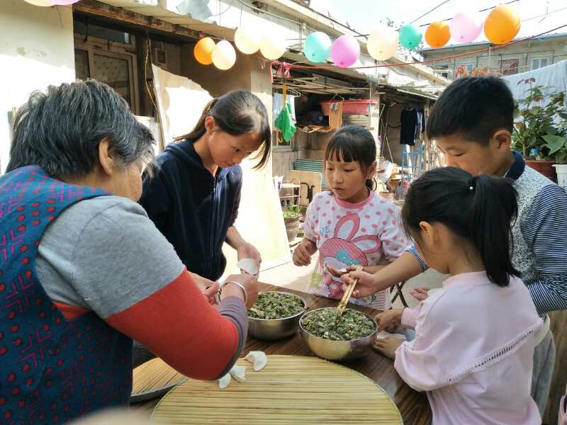 鄰居奶奶也加入包餃子隊(duì)伍1.jpg