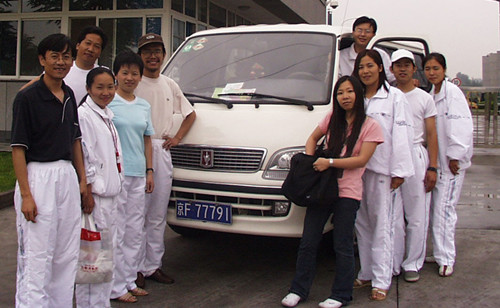 最后一次發(fā)放——與我們的車合影_副本.jpg