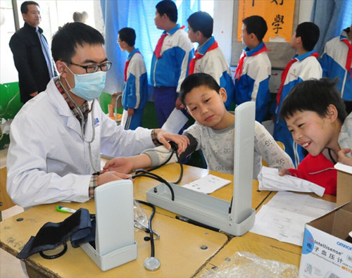 社會工作者協(xié)調(diào)醫(yī)生資源為困境流動兒童提供公益健康體檢_副本.jpg