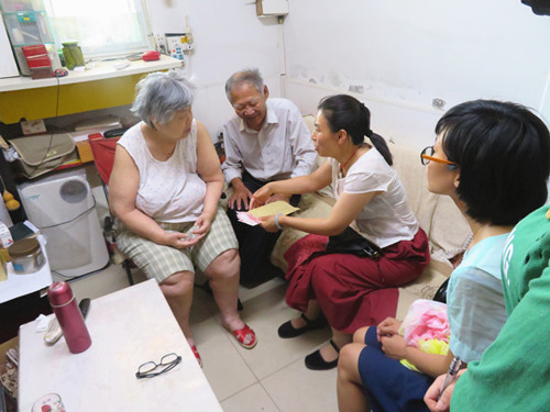 北京協(xié)作者黨支部與低保家庭結(jié)對子，關(guān)愛社區(qū)困境老人