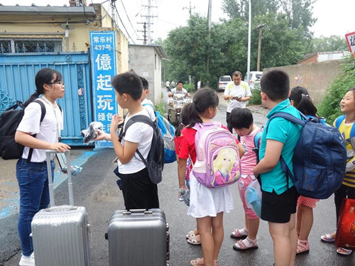 公益少年?duì)I，社會(huì)工作者陪伴困境兒童快樂過暑期
